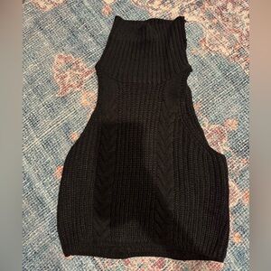 Cropped, sleeveless turtle neck